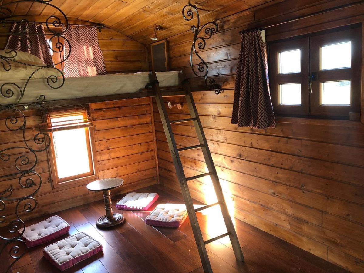 Les Roulottes De Cirque Les Settons Luxury tent